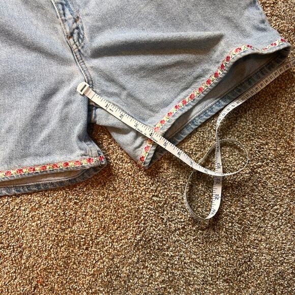 Levi Vintage (3/99) Women's Shorts with Flower Hem.  Size 14 - Picture 5 of 7